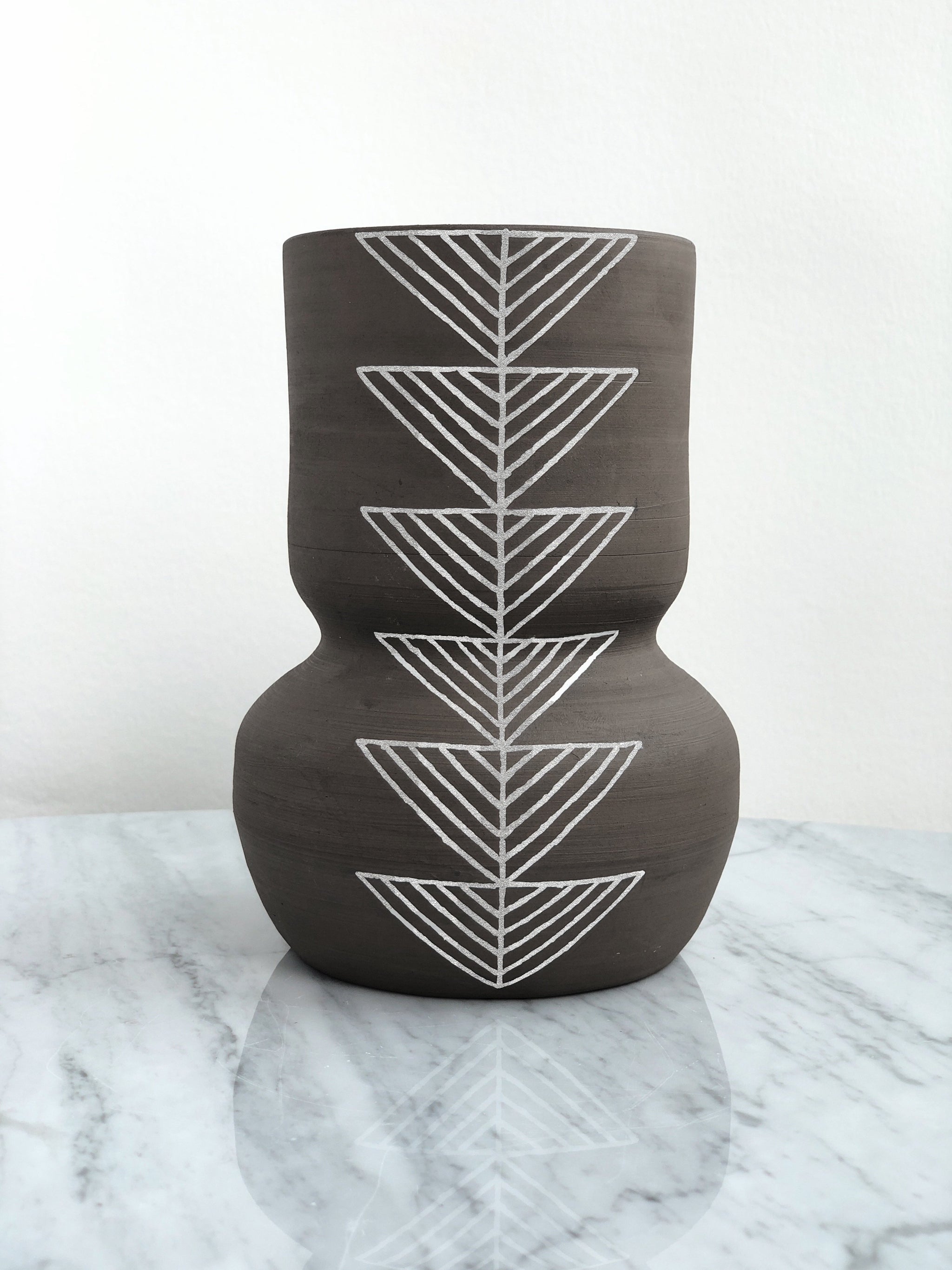 Rounded Vessel Arrows Black | Little Korboose x Nikkie Stutts Ceramics